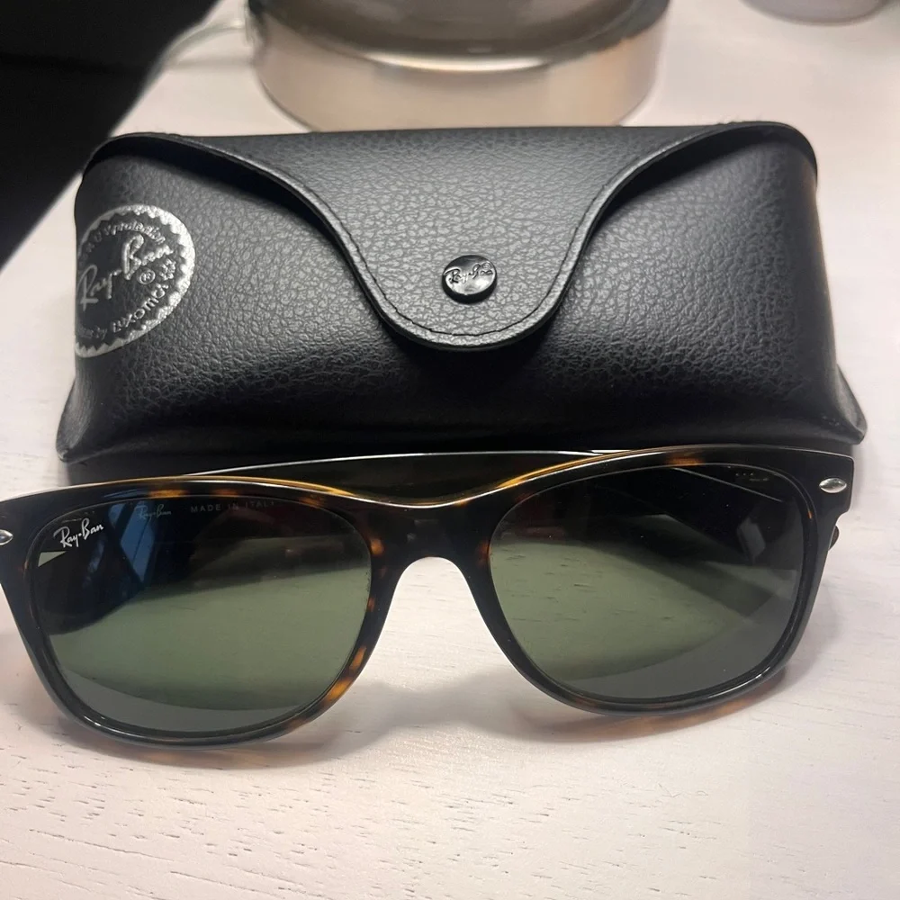 Ray-Ban Wayfarer Classic Sunglasses - Picture 3 of 7